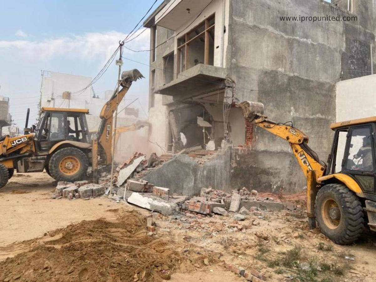 DTCP demolishes illegal floors of 10 buildings and 12 shops in DLF-3, Gurugra